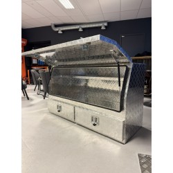 Stor aluminiumlåda med lådor